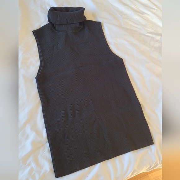 Black sleeveless turtleneck large top - Picture 3 of 6